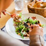 Skutki uboczne diet niskowęglowodanowych – co może się pojawić i kiedy reagować?